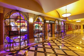 6 restaurants; breakfast, lunch, dinner, and brunch served