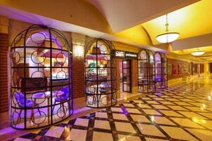6 restaurantes; se sirve desayuno, almuerzo, cena y brunch