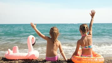 Privatstrand, Liegestühle, Sonnenschirme, Strandtücher
