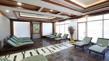 Sauna, hot tub, Turkish bath/hammam, body treatments, detox wraps