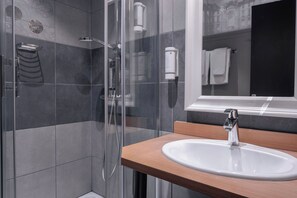Free toiletries, hair dryer, towels, soap - Hotel des Lices (Rennes)
