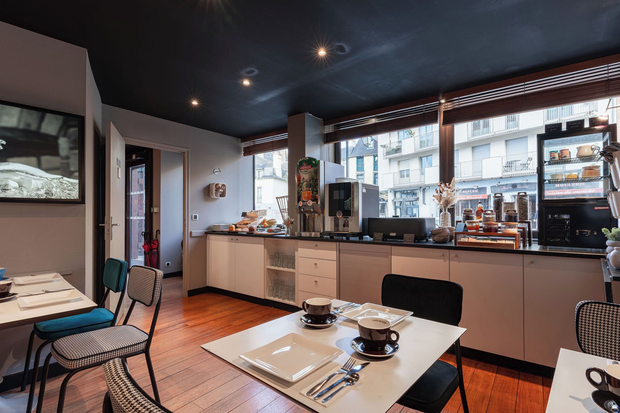 Daily buffet breakfast (EUR 13.9 per person)