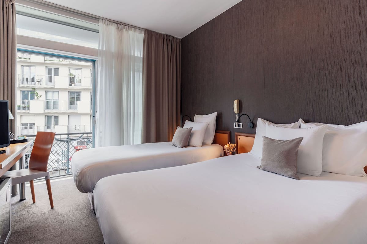 고급 침구, 미니바, 책상, 암막 커튼