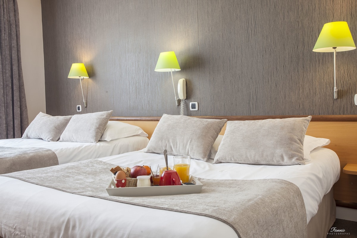 Chambre Quadruple Classique | Literie de qualité supérieure, minibar, bureau, rideaux occultants
