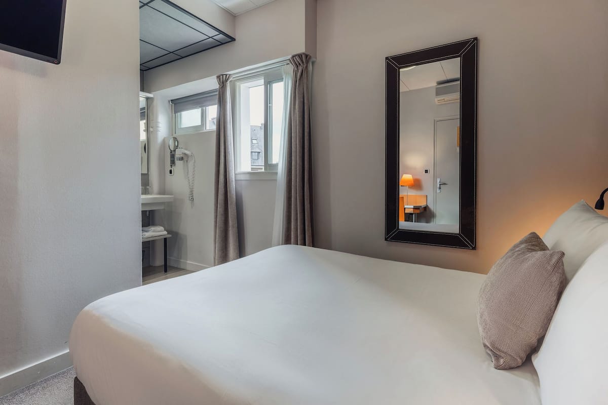 고급 침구, 미니바, 책상, 암막 커튼