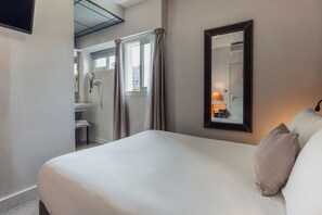 Hochwertige Bettwaren, individuell dekoriert, Schreibtisch