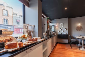 بوفيه فطور يوميًا بتكلفة قدرها (13.9 EUR للشخص)