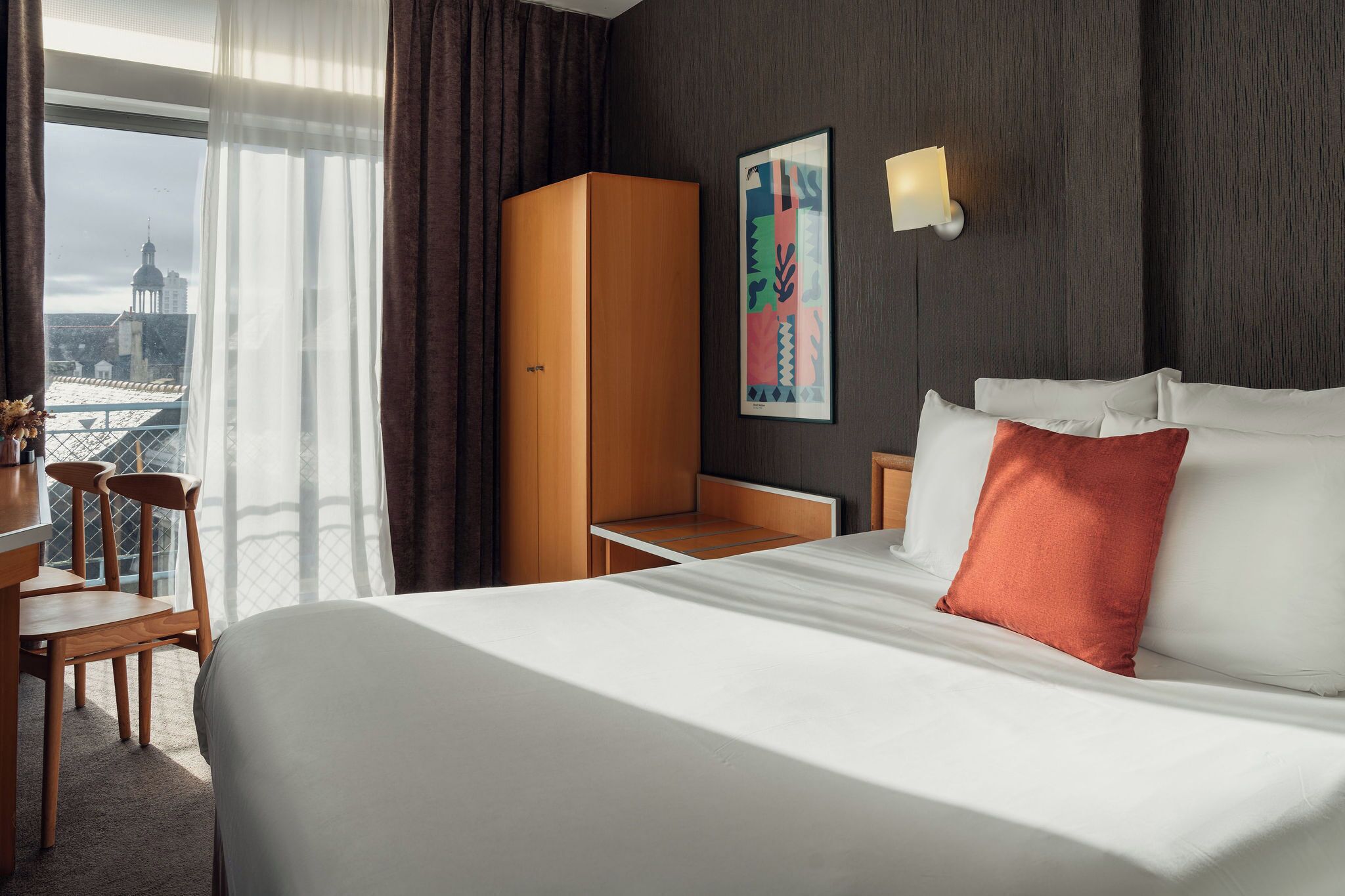 Premium bedding, minibar, desk, blackout drapes