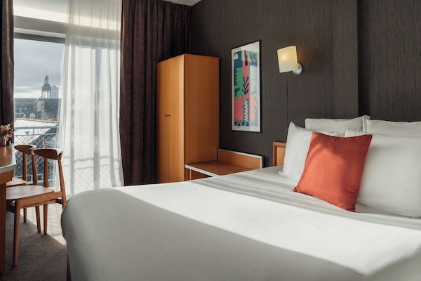 Premium bedding, minibar, desk, blackout curtains