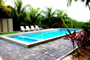 Outdoor pool, pool loungers - Pemandangan Indah Guest House - Look Out Point (Langkawi)