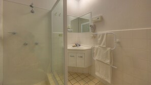 Free toiletries, hair dryer, bathrobes, towels - Cousins Motor Inn (Inverell)