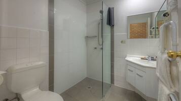 Dobbeltværelse | Badeværelse | Gratis toiletartikler, hårtørrer, badekåber, håndklæder