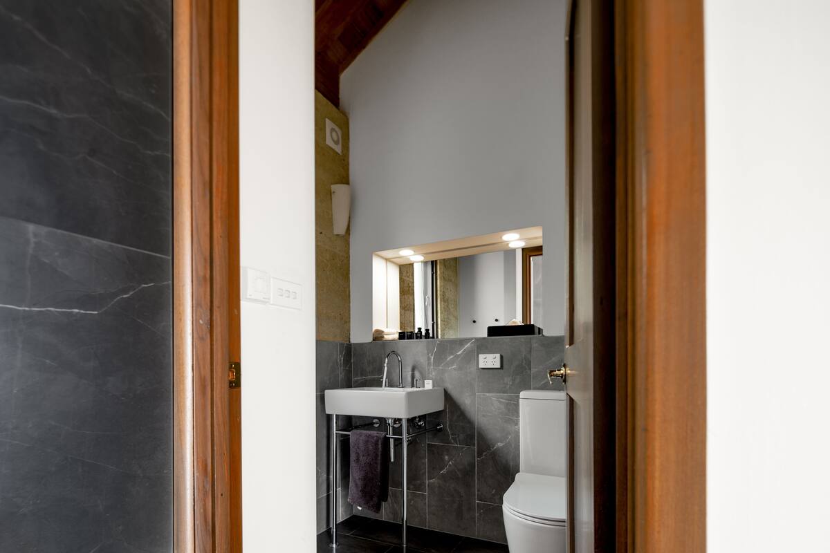 premium waterfront cottage | bathroom | hair dryer, towels, shampoo