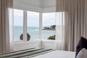 Casa de campo família, vista parcial para o oceano | Frigobar, espaço de trabalho para notebook