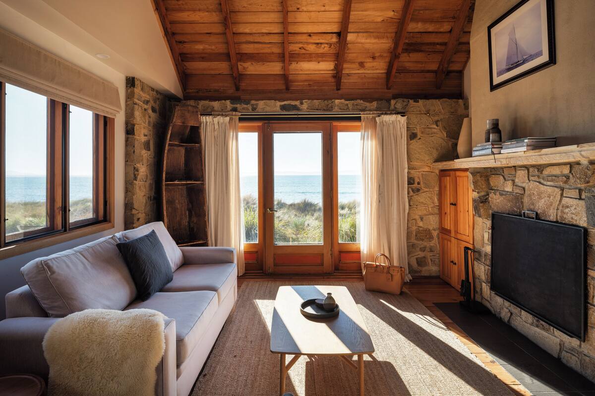 Premium Waterfront Cottage | Living area | Plasma TV, books