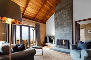 Premium Waterfront Cottage | Living area | Plasma TV, DVD player, iPod dock, books - Piermont Retreat Swansea (Swansea)