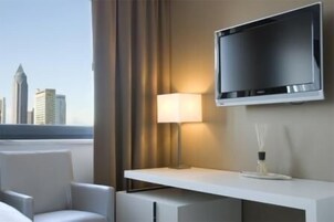 Una televisión de pantalla plana