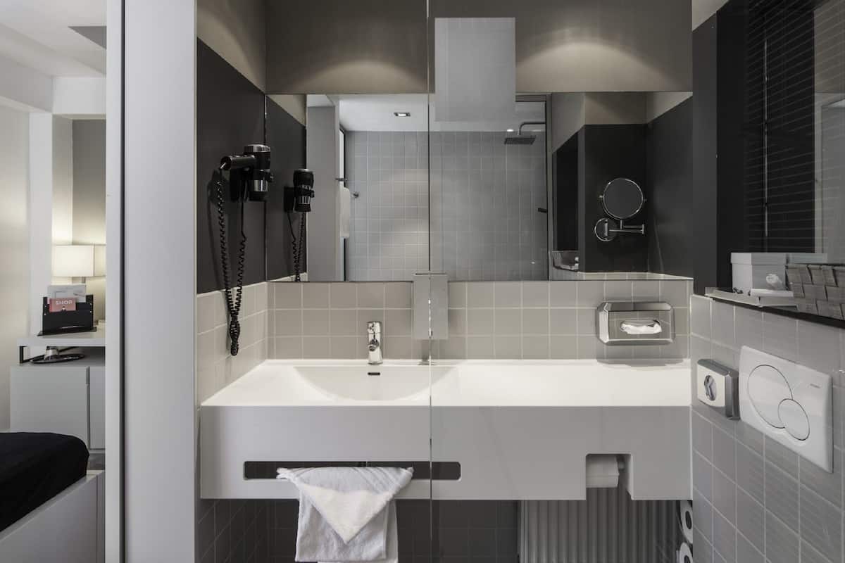 Einzelzimmer | Badezimmer | Dusche, Regendusche, Haartrockner, Hausschuhe