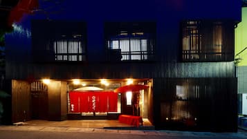 住宿正面 (夜晚)