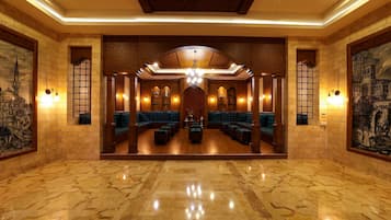 4 bars/lounges
