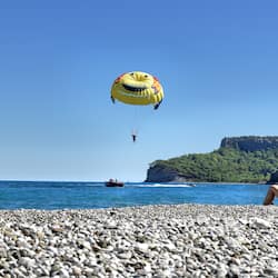 Plage privée, cabines gratuites, chaises longues, parasols