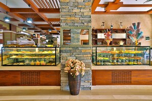 4 restaurantes, se sirve cena, cocina mexicana