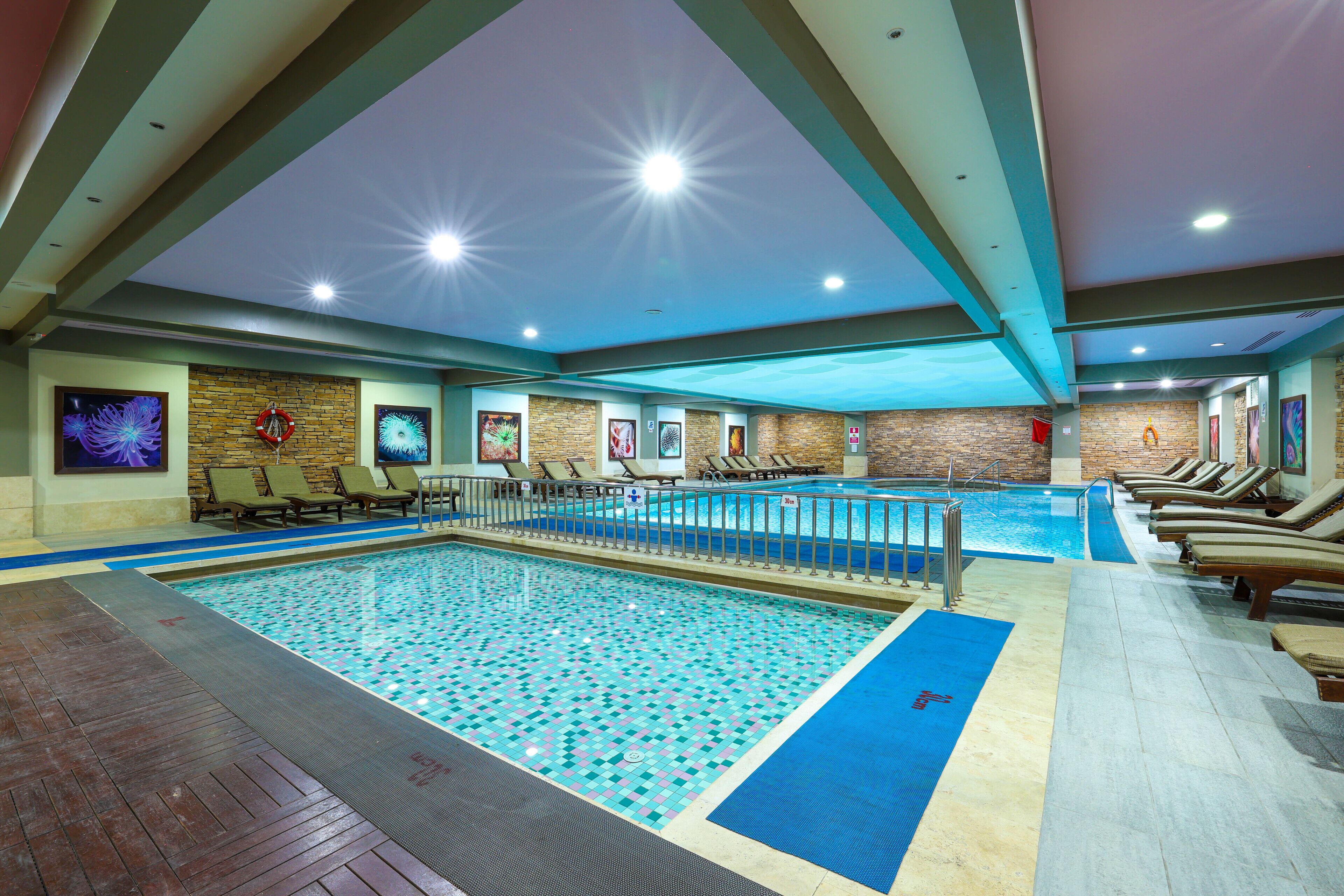 Innendørsbasseng, utendørsbasseng og bassengtelt (inkludert)