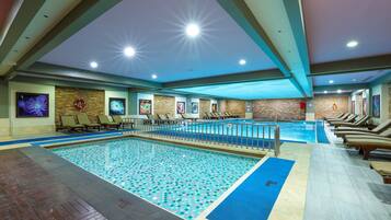 Piscina coperta, piscina all'aperto, cabine incluse nel prezzo