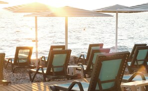 En privat strand, gratis strandhytter, liggestole, parasoller