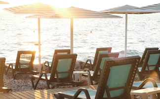 Playa privada, camas de playa gratis, sillas reclinables de playa
