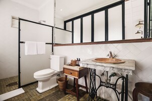 Habitación superior, 1 cama doble (Ahusaka) | Baño | Artículos de higiene personal gratuitos, secador de pelo y zapatillas