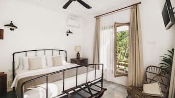 Deluxe Room, 1 Double Bed (Halona)