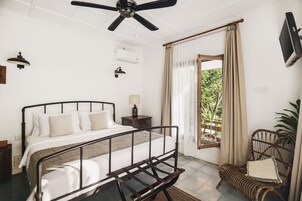 Quarto luxo, 1 cama de casal (Halona) | Frigobar, Wi-Fi de cortesia, roupa de cama