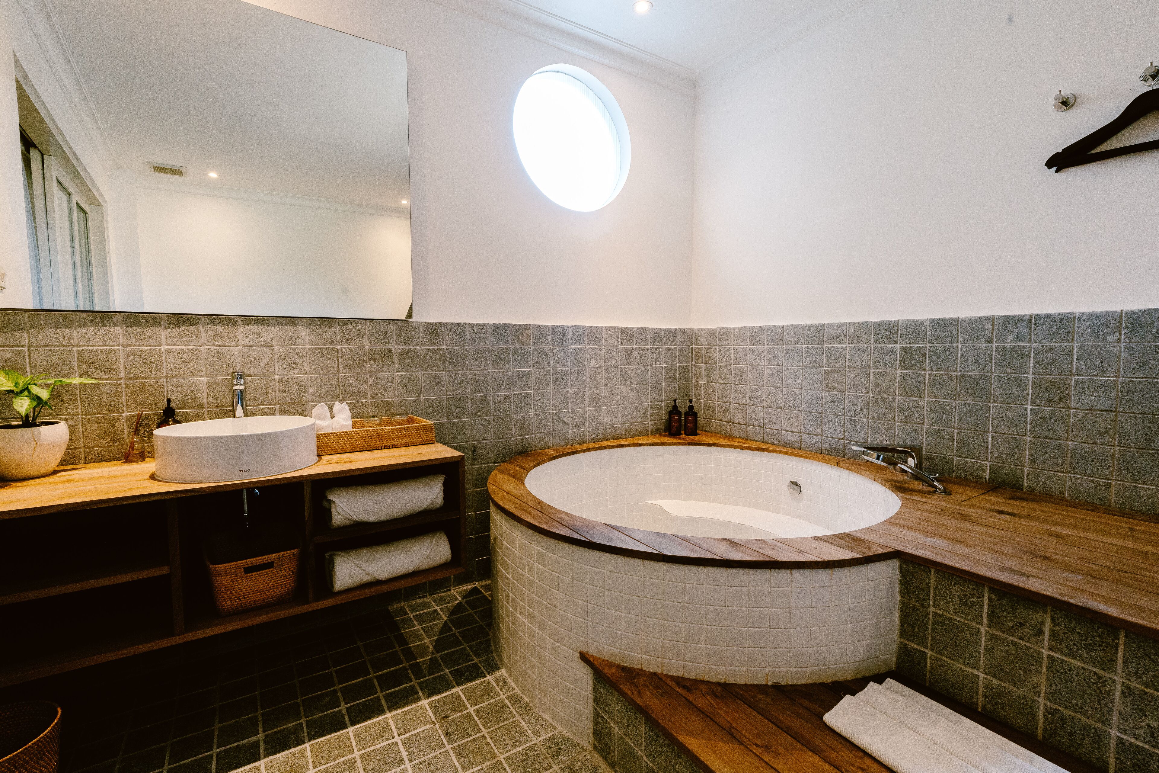 city studio suite, 1 king bed, bathtub | bathroom | free toiletries, hair dryer, towels, soap