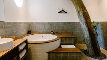 Suite Studio, 1 trĂšs grand lit, baignoire | Salle de bain | Articles de toilette gratuits, sĂšche-cheveux, chaussons