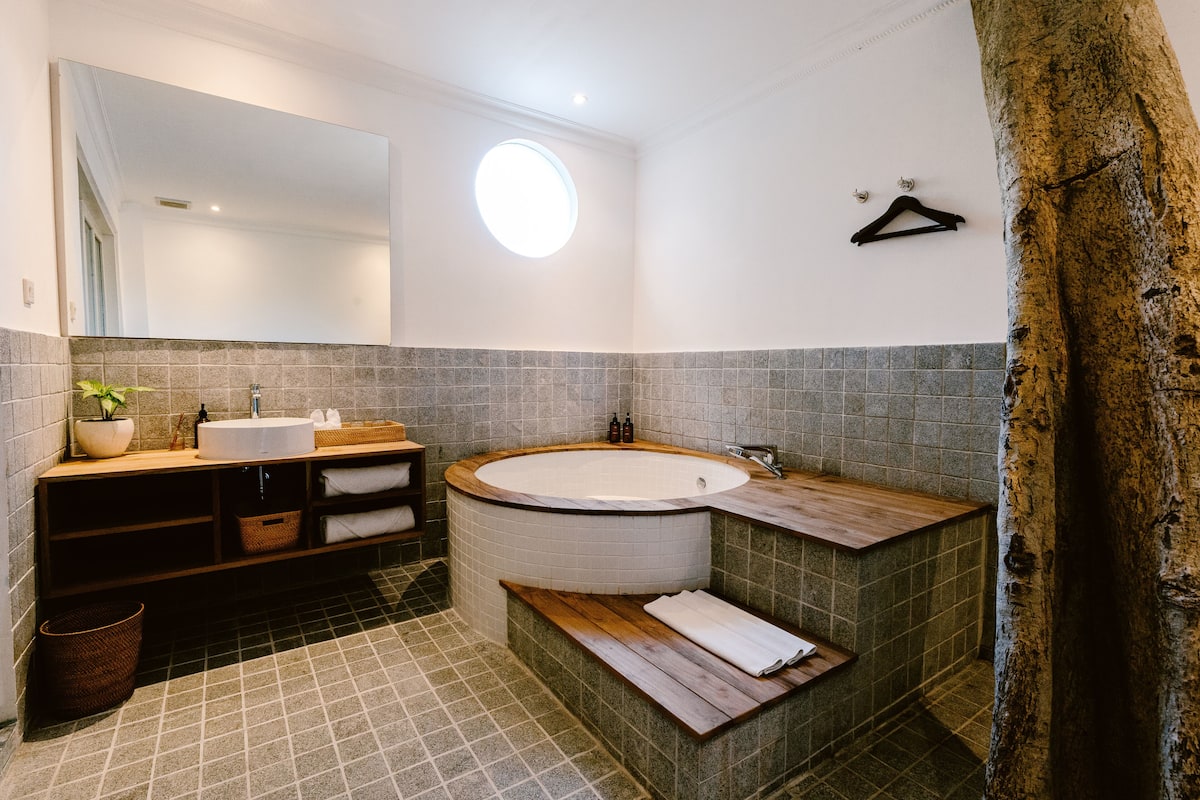Suite estudio, 1 cama de matrimonio grande, bañera | Baño | Artículos de higiene personal gratuitos, secador de pelo y zapatillas