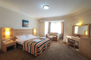 Standard Room | Minibar, in-room safe, desk, laptop workspace