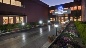 Entrada de un hotel con un cartel que dice 'Crystal Hotel'.