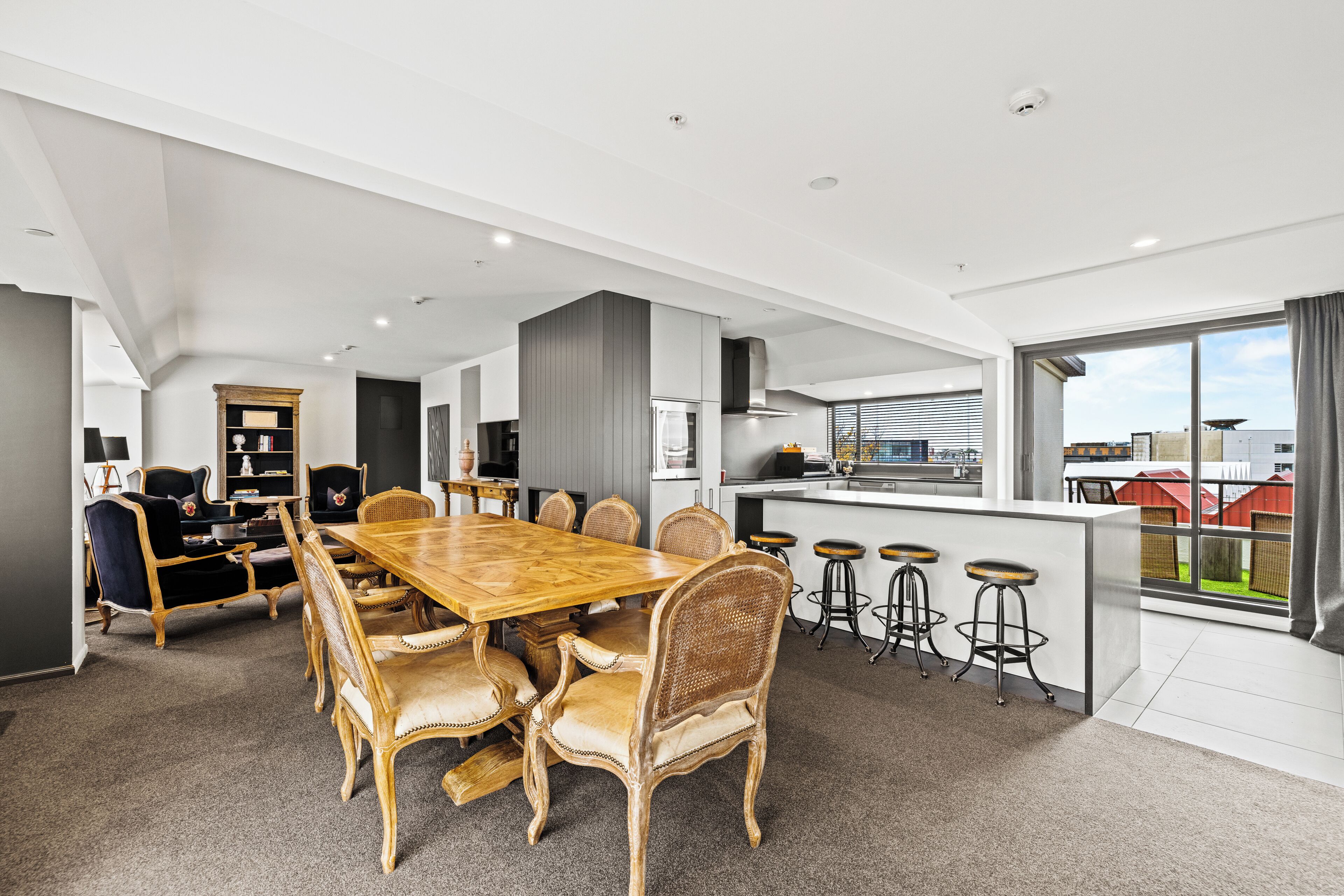 ペントハウス | 客室内のダイニングエリア