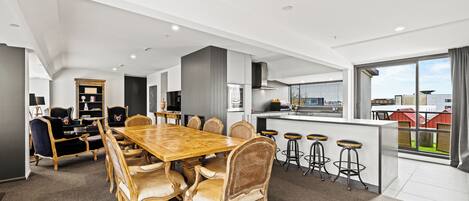 Appartement Penthouse | Repas dans la chambre