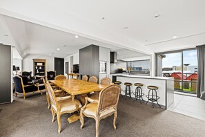 Penthouse | In-room dining - Hotel Montreal (Christchurch)