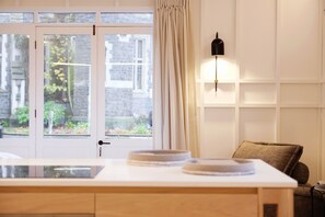 Sábanas de algodón egipcio, ropa de cama de alta calidad y minibar 