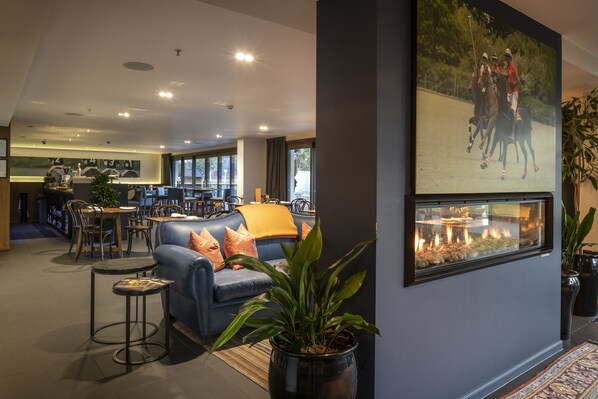 Breakfast, lunch, dinner served; Argentinean cuisine, garden views - Hotel Montreal (Christchurch)