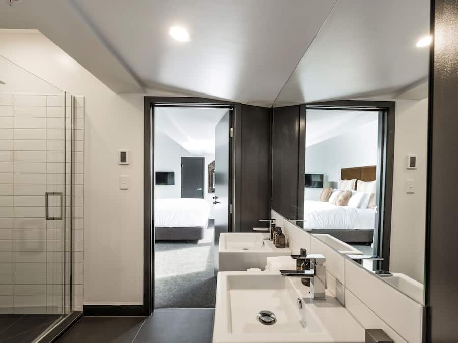 Penthouselejlighed | Badeværelse | Designertoiletartikler, hårtørrer, badekåber, hjemmesko