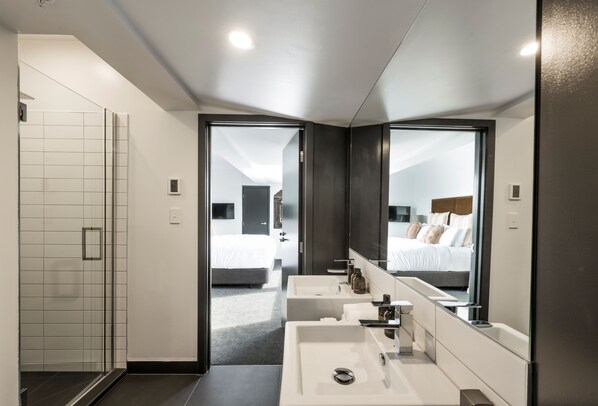 Penthouse | Badkamer | Designer toiletartikelen, een haardroger, badjassen, pantoffels