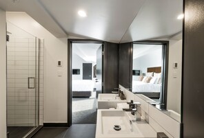 顶层房 | 浴室 | 名牌洗护用品、吹风机、浴袍、拖鞋