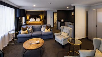 Frigobar, micro-ondas, cafeteira/chaleira, chaleira elétrica