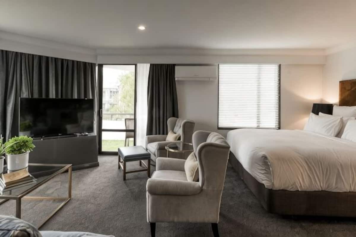 Egyptian cotton sheets, premium bedding, minibar, in-room safe