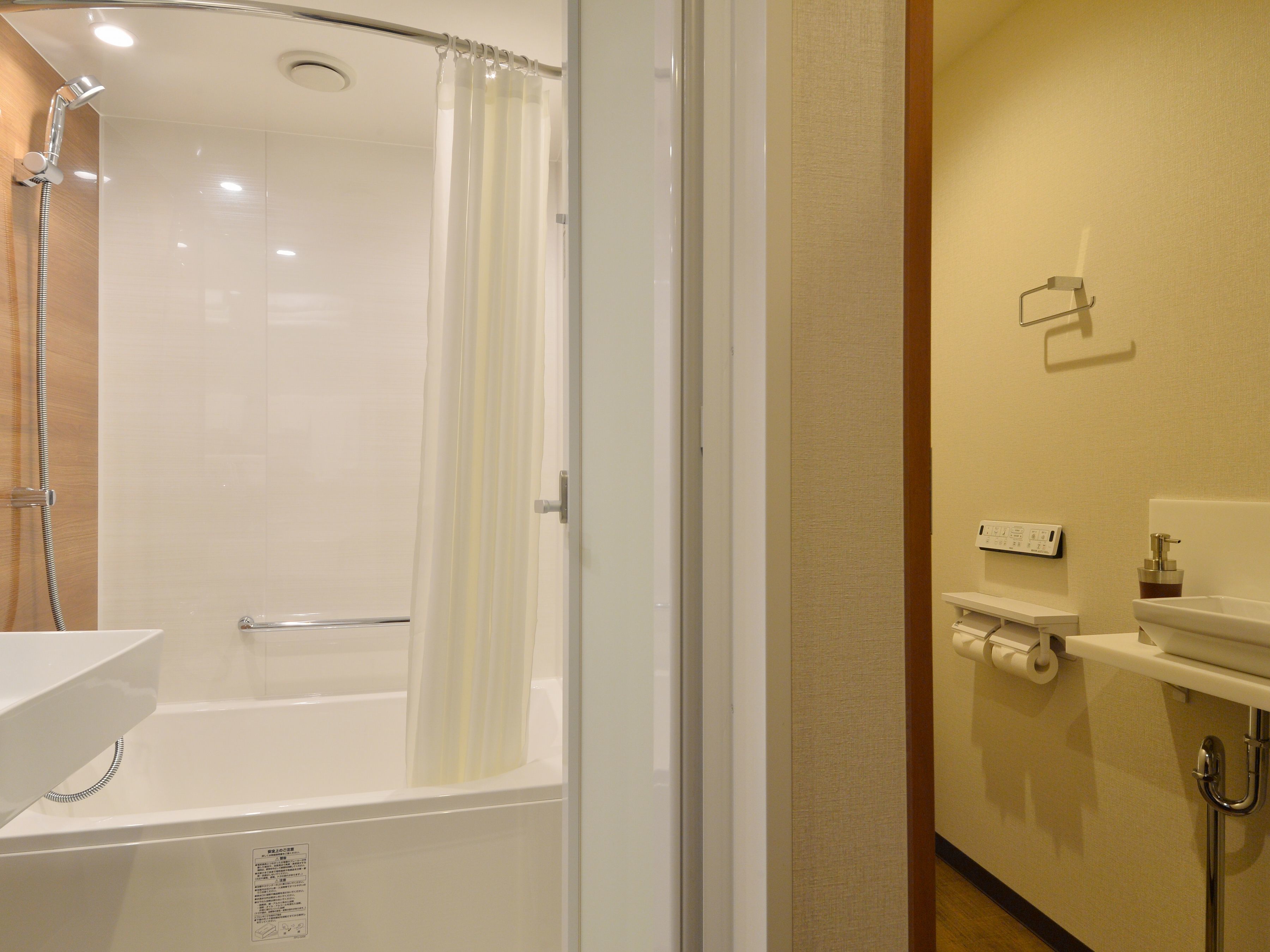 Un baño con bañera, ducha e inodoro.