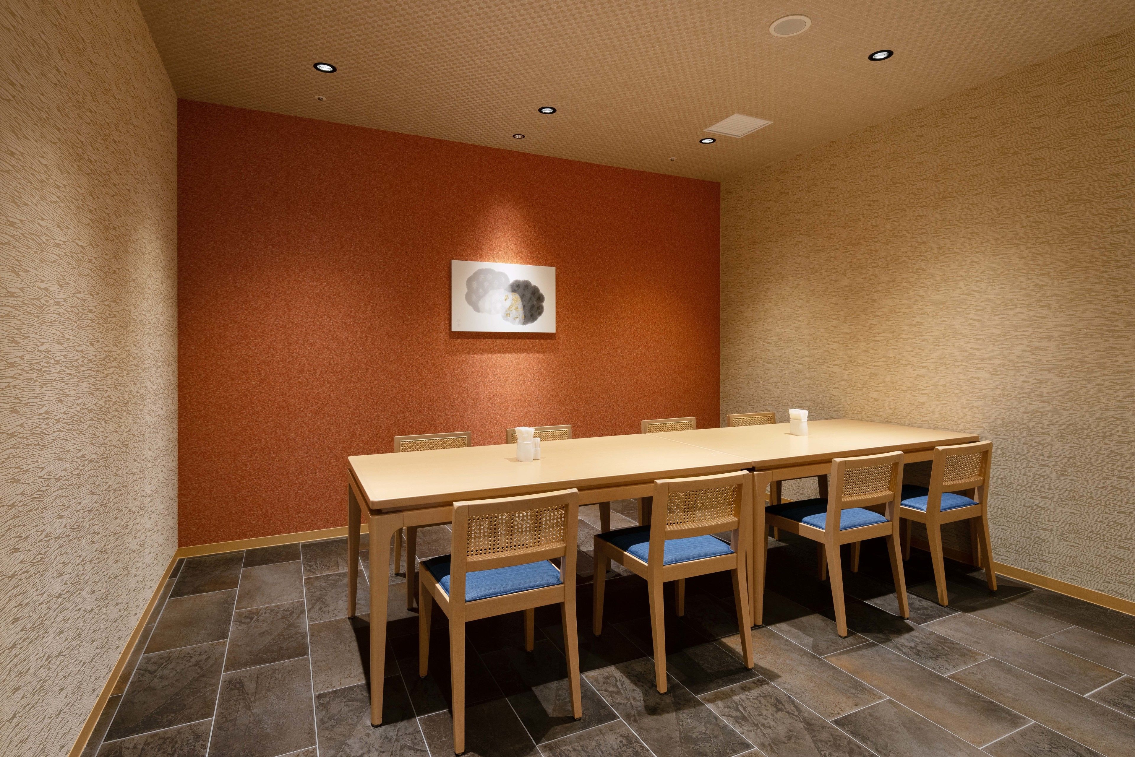 4 restaurants, breakfast served